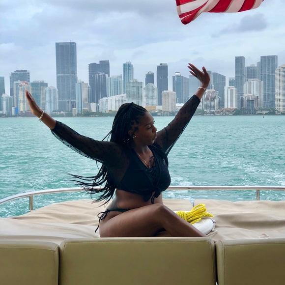 Meet your Posher, Maya - Picture 2 of 6